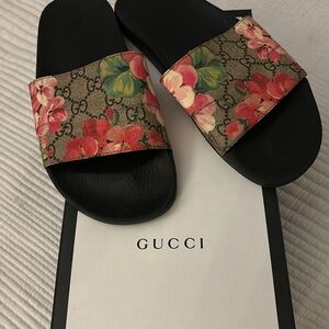 Gucci Pursuit Slides - size 40 - comes w/ box + silk shoe travel bag